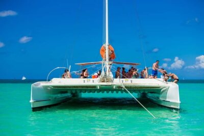 Bayahibe: Saona Island Catamaran Cruise with Natural Pool - Sailing along Cotubanama National Park: rum, merengue, and ocean color