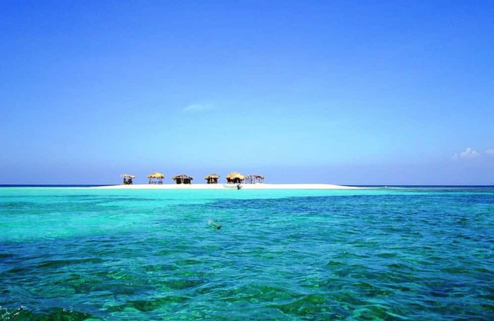 Cayo Arena: Paradise Island & Magroves Tour Private - Meeting the day: speedboat crossing and north-coast scenery