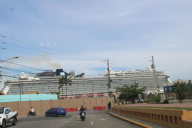 City Tour with Beach and Lunch Included - Calle de las Sombrillas: Umbrella Street, Chocolate, Cigars, and Gift Browsing