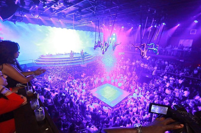Coco Bongo Show and Disco - The show itself: movie scenes, gymnasts, trapeze, and dancers