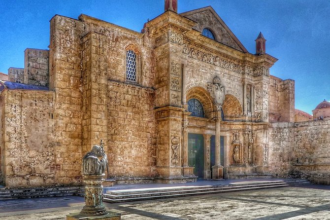 Colonial Santo Domingo and hidden natural beauties City Tour - Cathedral-area start and the rhythm of Plaza de España