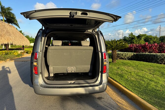 Confortable and privaste transportación from puj Airpot - Luggage Help, Oversized Items, and Tips for Smooth Handoffs