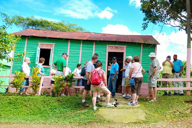 Cultural Safari by Truck RD: Live the Adventure - Casa típica: watching handmade tobacco production