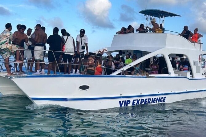 DE Hip Hop Boat Party for Adults and Free Drinks Only - A hip hop party boat is the right kind of Punta Cana chaos