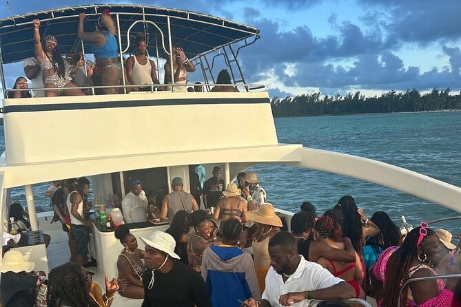 DE Hip Hop Boat Party for Adults and Free Drinks Only - The reef stop at El Cortecito: snorkeling gear without the fuss