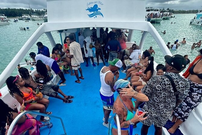 DE Hip Hop Boat Party for Adults and Free Drinks Only - Open bar and onboard animation: the real engine of the party