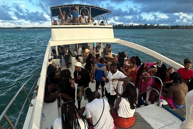 DE Hip Hop Boat Party for Adults and Free Drinks Only - Who this party boat suits best (and who should skip it)