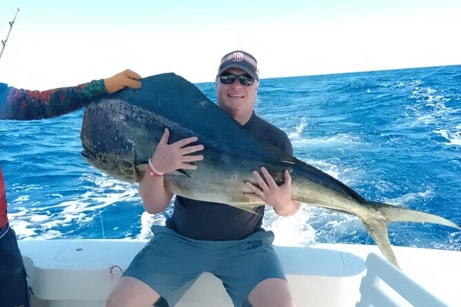 Fishing Adventure Punta Cana – Full Experience Professional - Aboard vibe: drinks, nachos, and the social side