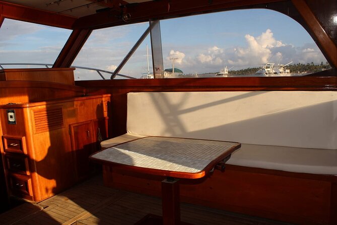 FISHING PRO CHARTERS - Boat Excursion - Divina - The boat and spacing: small, practical, and not built for lounging