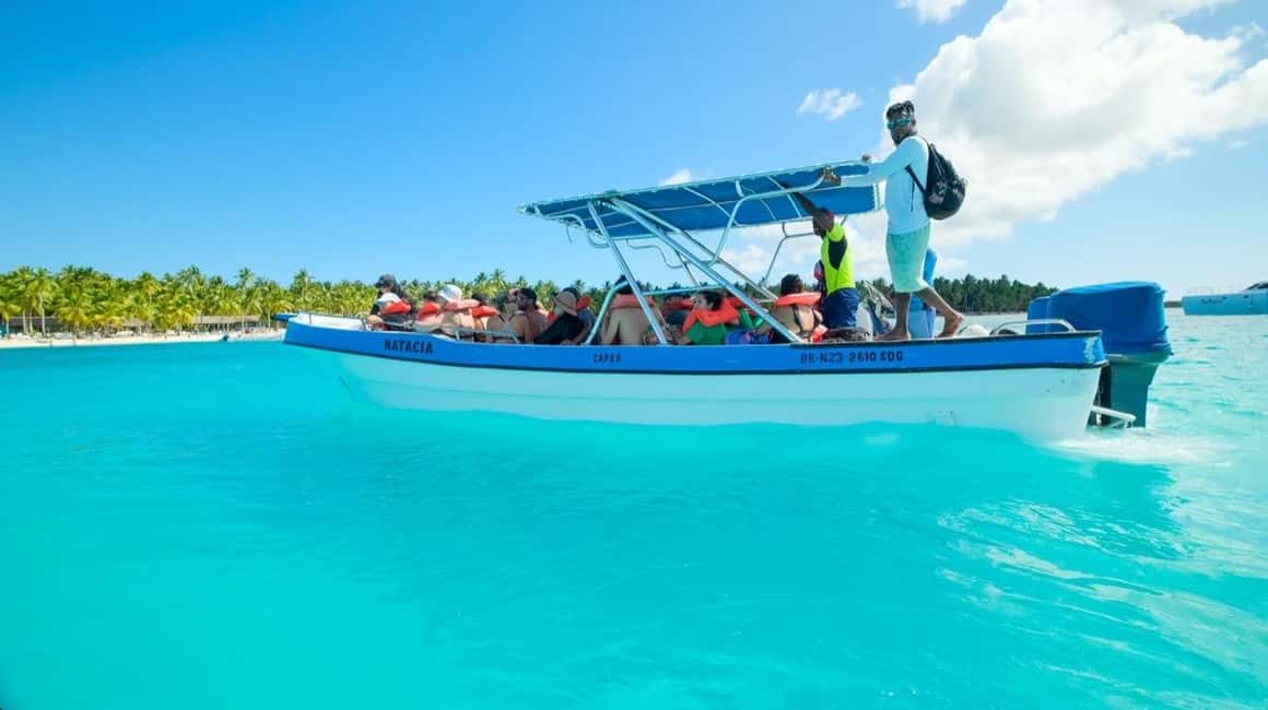 From Bayahíbe: Saona Island Catamaran Cruise with Buffet - Getting from Bayahíbe to Saona: catamaran first, then boat hops