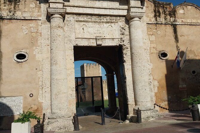 Full Day Santo Domingo Tour - Faro a Colón: Columbus symbolism, lighthouse-and-mausoleum design, and photo angles