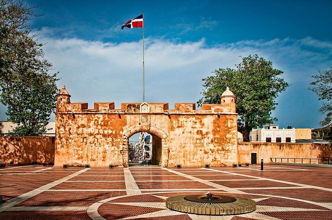 Full-day Santo Domingo Tour with Roundtrip Transfer from Airport to Hotel - Stop 5: Alcázar de Colón at Plaza de España