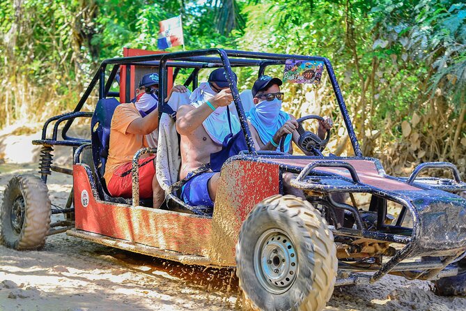 Grupo Pequeño en Buggy’s o ATV por el lodo en Punta Cana - Hoyo Claro cave waters and the bar stop: cool down in a natural setting