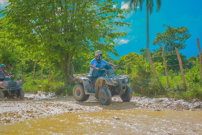 Grupo Pequeño en Buggy’s o ATV por el lodo en Punta Cana - The cocoa, coffee, tobacco, and Mamajuana tasting house: the learning stop