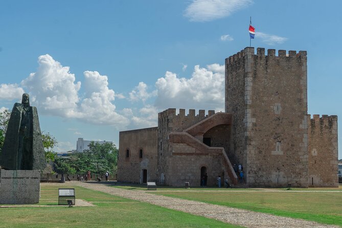 Guided Tour in the Colonial Zone of Santo Domingo - Calle Las Damas and Calle El Conde: where the colony walked