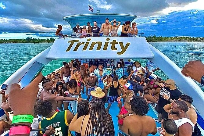 Hip Hop solo para adultos PartyBoat con Bebidas ilimitadas y Bar - The 4-Hour Flow: Bavaro Beach, Snorkel Gear, and a Natural Pool Swim