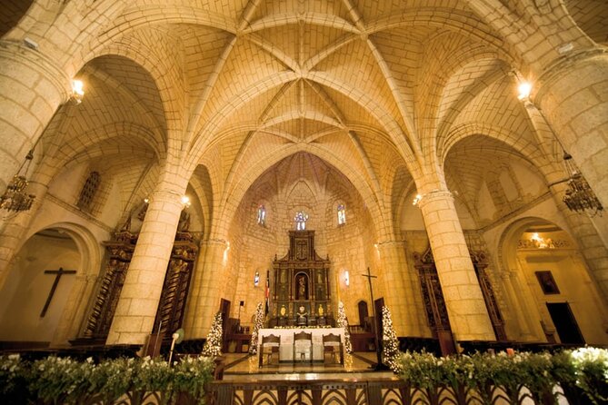 Historical Tour in the Colonial City of Santo Domingo - Parque Colón: the plaza that sets the tone