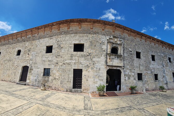 Historical Tour in the Colonial Zone - How the small-group pace works on real streets