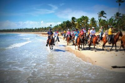 Horseback Riding along the Beach - Day 1 on Macao Beach: your first hour of ocean-and-mountains riding