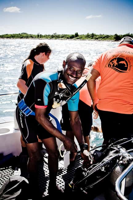 La Romana: Scuba Diving in Catalina Island - Catalina Island beach time: barbecue lunch, shade, and ocean views