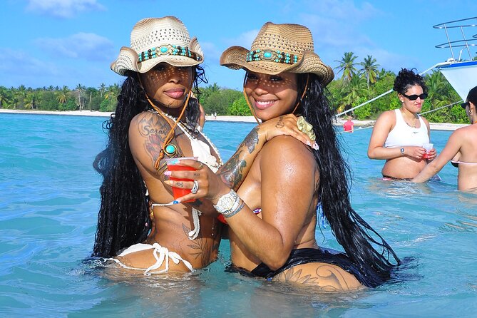 Luxury Hip Hop Boat Party–Drinks, Music, and the Best Vibes in PC - Dolphin watching from the boat: a simple thrill without the pressure