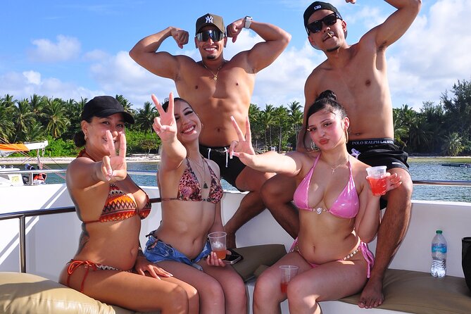 Luxury Hip Hop Boat Party–Drinks, Music, and the Best Vibes in PC - Tropical snacks and the one weak point: planning around the food