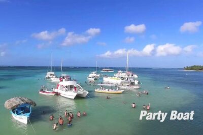 Party Boat Booze Cruise - Crucero con bebidas y Fiesta en Barco - Boarding the Private Catamaran: Drinks, Snacks, and Music