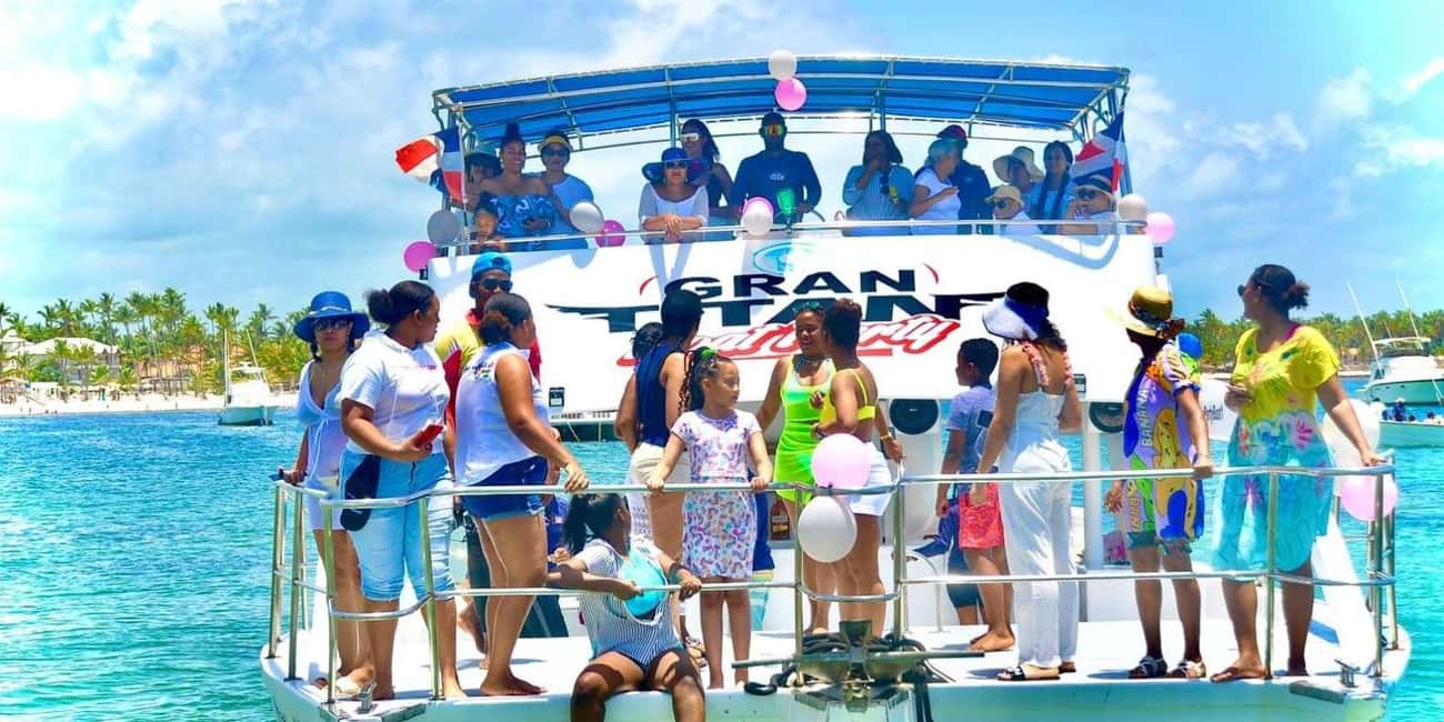 Party Boat / Fiesta En Catamarán En Punta Cana / Free Drinks - What a 3.5-Hour Punta Cana Catamaran Party Really Means
