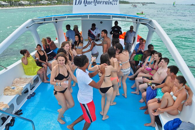 Party boat, Snorkeling, Sand-bar open bar in Bávaro Beach - Snacks, fruit, and meal expectations on a 3-hour cruise
