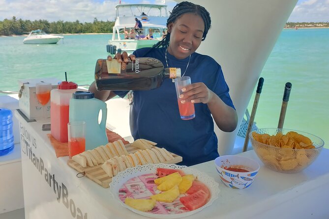 Premium Party Boat in Bávaro - Punta Cana - The natural pool stop: why 30 extra minutes changes everything