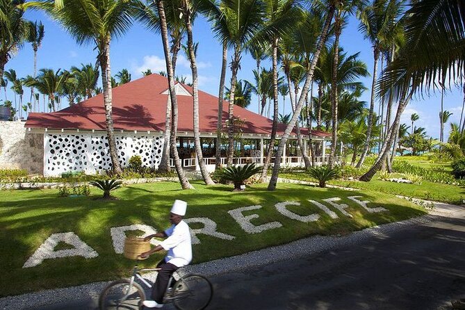 Private Transfer Punta Cana Airport to/from Grand Palladium Palace Punta Cana - Airport pickup: the name sign and Julio’s SMS plan