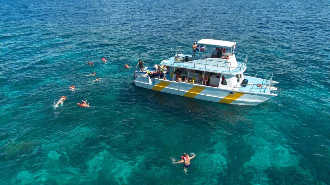 Punta Cana: Catalina Island Trip with Snorkeling - From Bávaro to La Romana: what to expect from the 80-minute coach ride