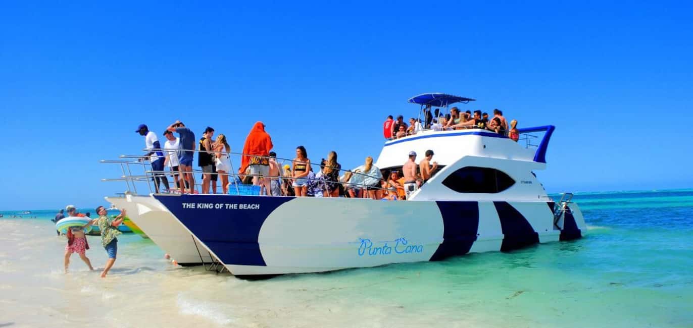 Punta Cana: Party Boat with snorkel and open bar included - The floating bar, nachos, and open bar vibe