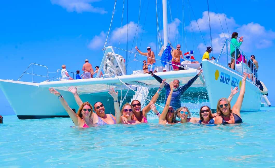 Punta Cana: Saona Island Catamaran Adventure with Lunch - Group vibe and comfort: this is a social day trip