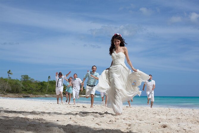 Punta Cana wedding photographer, Wedding ceremony - Who runs the show: pro photographer energy matters