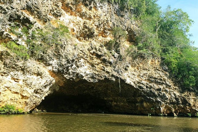 Safari discovery to Boca De Yuma – Nature, Discovery And History Of A Population - Cigar factory + seafood lunch: how the tour handles food and culture