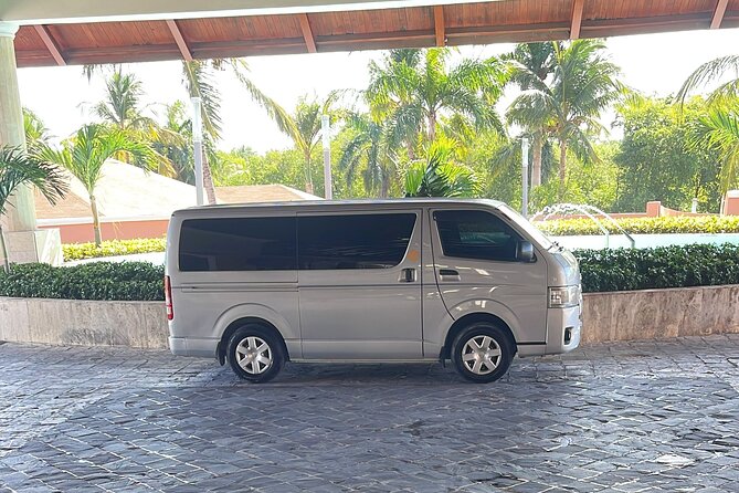 Safe transport and shuttle service in Punta Cana Dominican Rep. - On the road: safe, comfortable driving that stays respectful