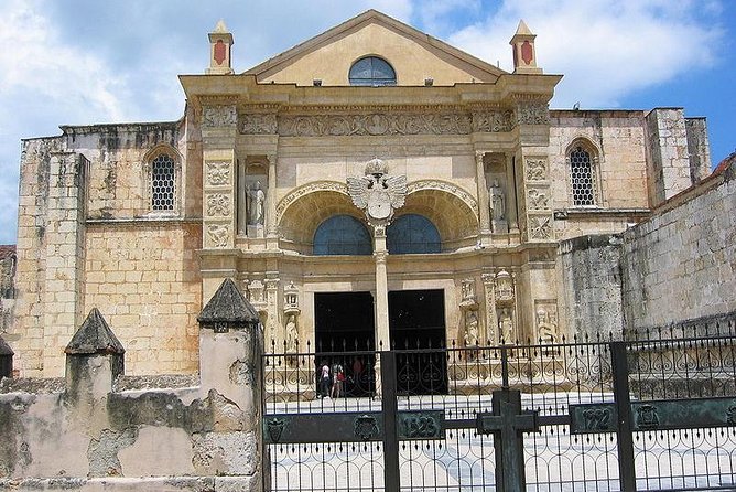 Santo Domingo Sightseeing Tour - Catedral Primada and Fortaleza Ozama: faith meets defense