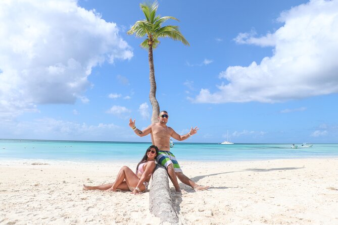 Saona Island Catamaran Tour Buffet & Open Bar from Punta Cana - Guide energy and group size: when things go smoothly (and when they don’t)