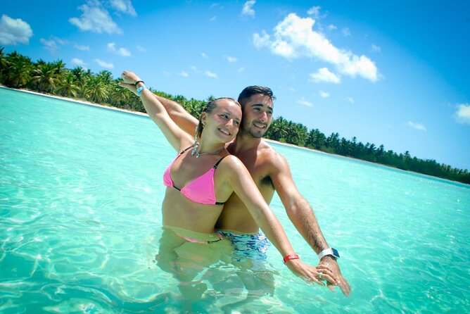 Saona island full day tours - catamarán party from santo domingo - Catamaran party ride back: music, entertainers, and how the drinks work