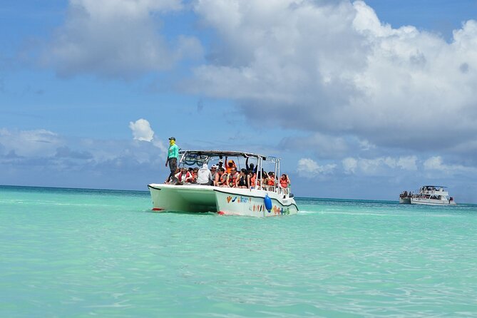 Saona Island Tour in Punta Cana - Food and drinks: what you’ll actually get on the beach