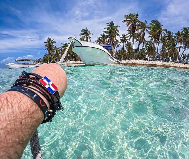 Saona Island VIP: 4 Beaches , Mano Juan & Canto de la Playa - Drinks, food, and the rhythm of a VIP beach day