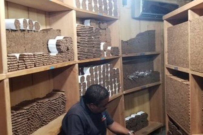 Shopping Tour In Don Lucas Cigar Factory, Rum tasting, Cocoa factory, Souvenirs - Chocolate and Cocoa Factory Stop: CHIN-CHIN and Coffee Pairing Energy