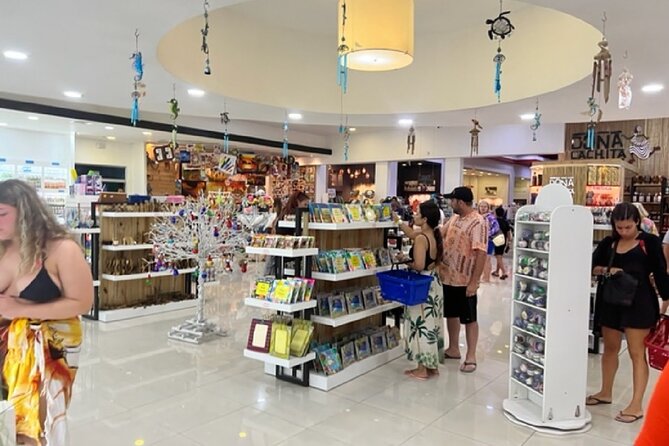 Shopping Tour Punta Cana Larimar Chocolate Cigar Factory souvenir - The H.S. Series and Choosing a Box in the Don Lucas Humidor