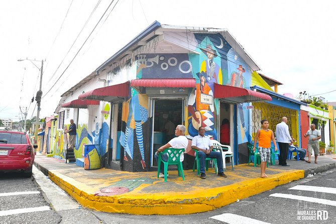 Street art walking tour in Santiago (art walk) - Why Los Pepines murals are worth your time in Santiago