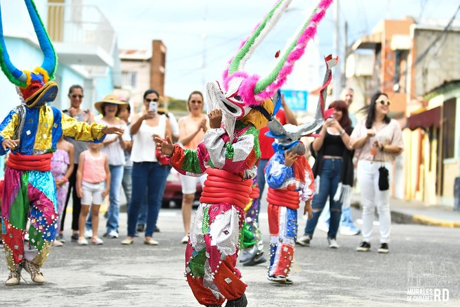 Street art walking tour in Santiago (art walk) - Included empanada or homemade dessert, plus juice or mabí