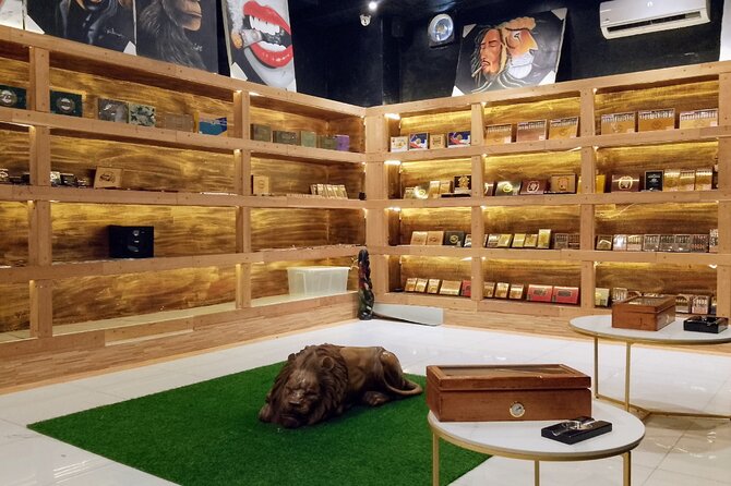 World Mart Souvenirs Store - Free Pick-up / Drop-off - Who this souvenir-guided stop fits best